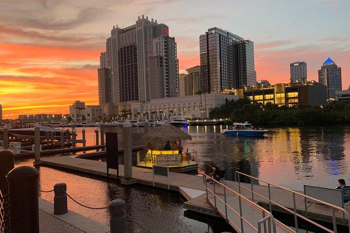Barco Tiki - Centro de Tampa - El único bar Tiki flotante auténtico