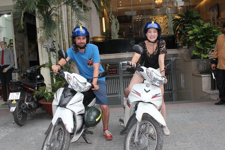 Tour privado nocturno en scooter de comida y cultura – Saigón
