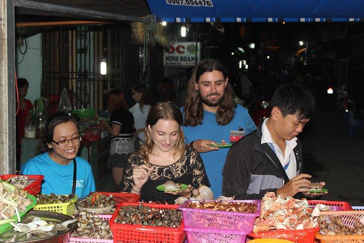 Tour privado nocturno en scooter de comida y cultura – Saigón