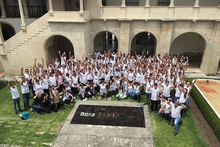 チームビルディング バルセロナ: モザイクで会社のロゴを作成する