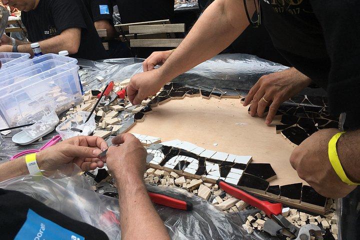 チームビルディング バルセロナ: モザイクで会社のロゴを作成する