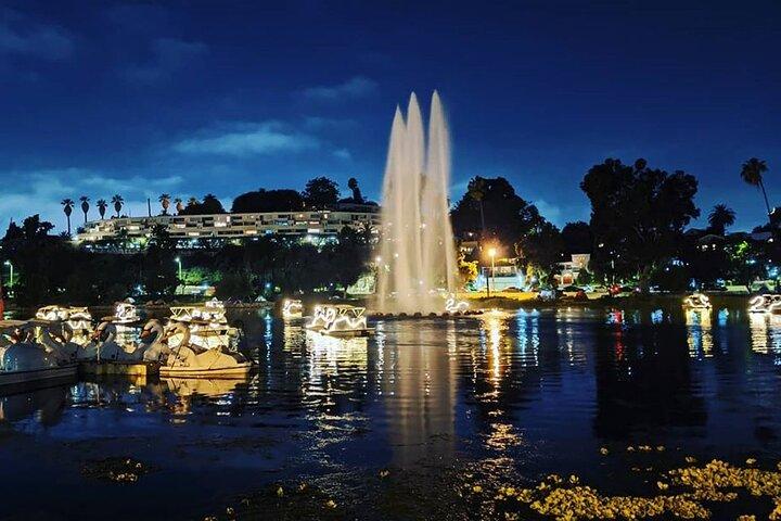 De Nachtrit van de zwanenboot bij Echo Park Lake