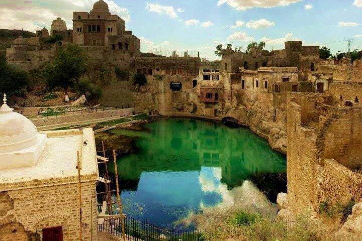 ラホールから：Katas Raj Temple、Khewra Salt Mines、Kalar Kahar Day Trip