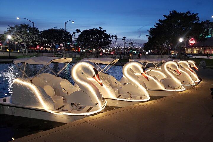 Swan Boat Rental bij Rainbow Lagoon in Long Beach