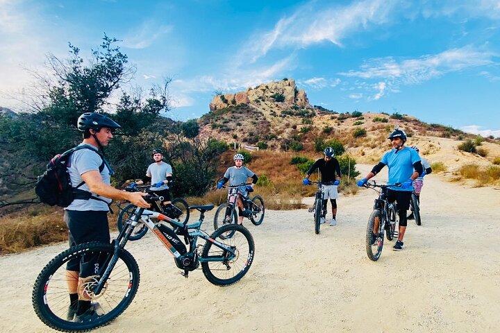 Tour en bicicleta de montaña eléctrica cuesta abajo de Malibú – (Intermedio)