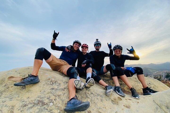 Tour en bicicleta de montaña eléctrica cuesta abajo de Malibú – (Intermedio)