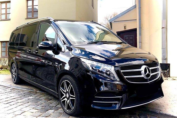 Private Transfer from Toronto to Pearson Airport YYZ in Luxury Van