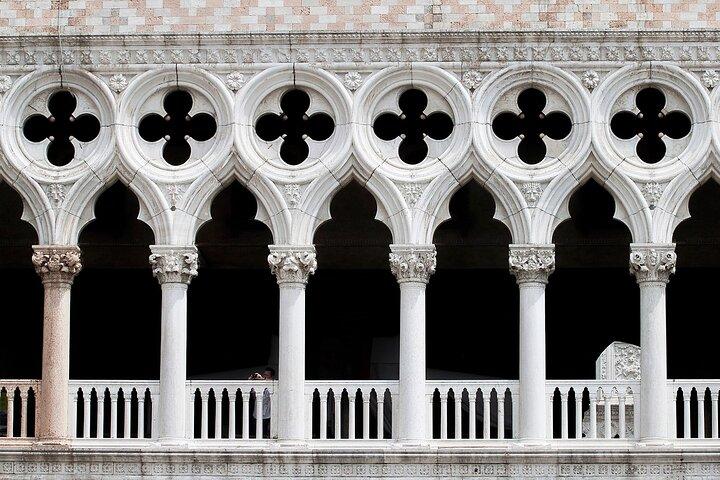 Tour al Palacio Ducal sin colas y paseo en góndola por Venecia