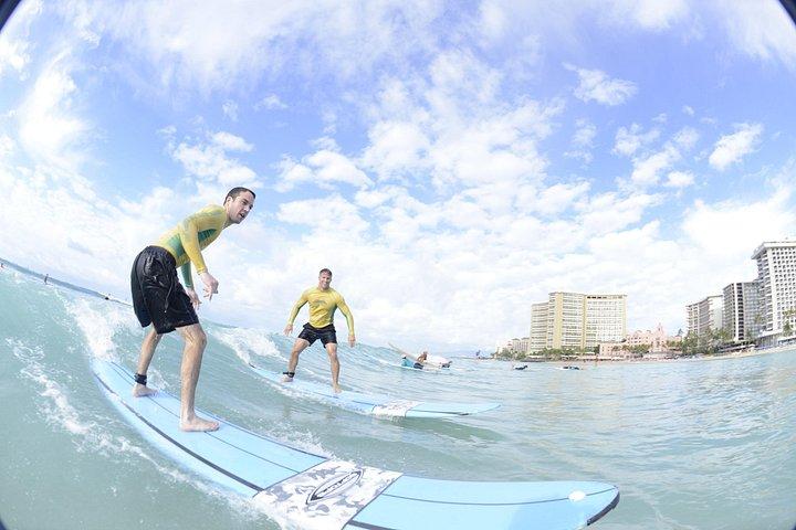 ワイキキビーチでの2〜3人のためのセミプライベートサーフレッスン