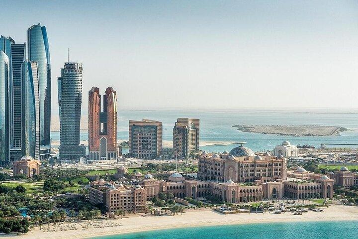 Tour privado de las 5 maravillas de Abu Dhabi con almuerzo en Emirates Palace