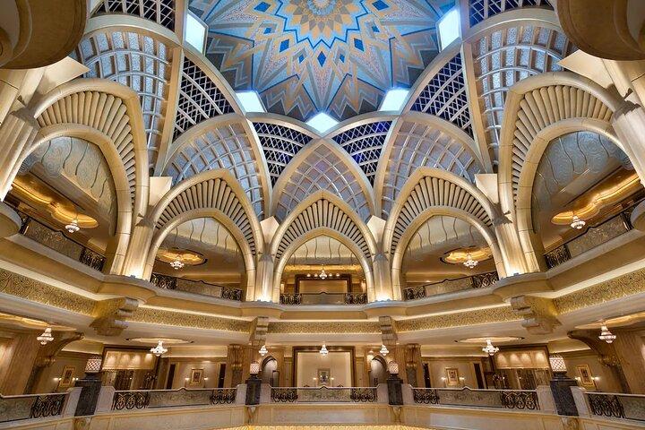 Tour privado de las 5 maravillas de Abu Dhabi con almuerzo en Emirates Palace
