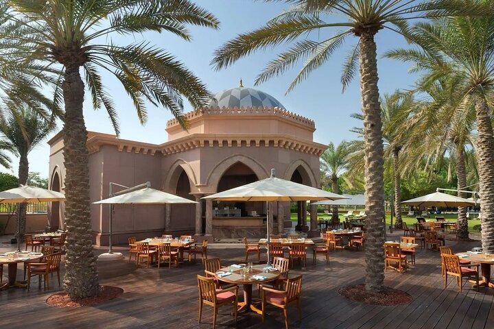 Tour privado de las 5 maravillas de Abu Dhabi con almuerzo en Emirates Palace