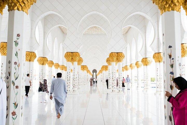 Tour privado de las 5 maravillas de Abu Dhabi con almuerzo en Emirates Palace
