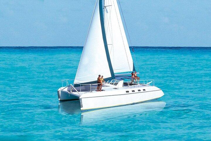 Wilde Katamaran-Party für Erwachsene, die zur Isla Mujeres segelt