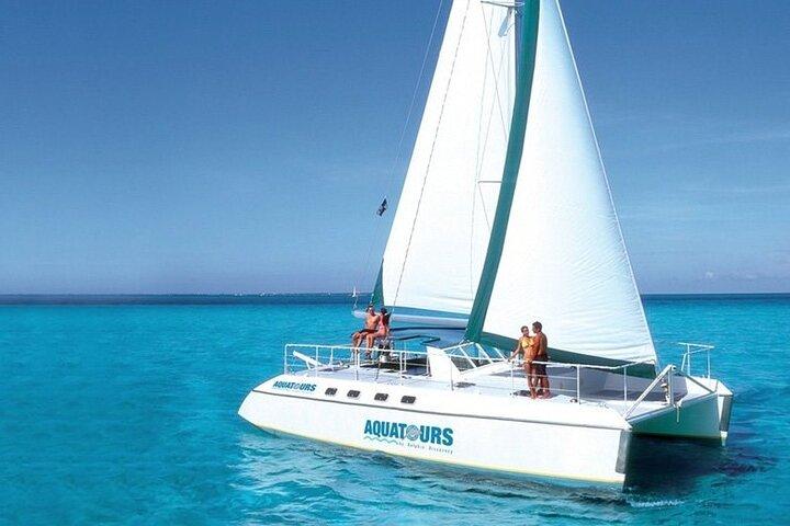 Wilde Katamaran-Party für Erwachsene, die zur Isla Mujeres segelt