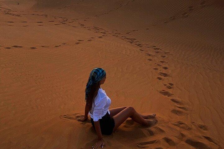 Safari dans le désert de Dubaï : spectacle Tanoura, traversée des dunes et dîner barbecue