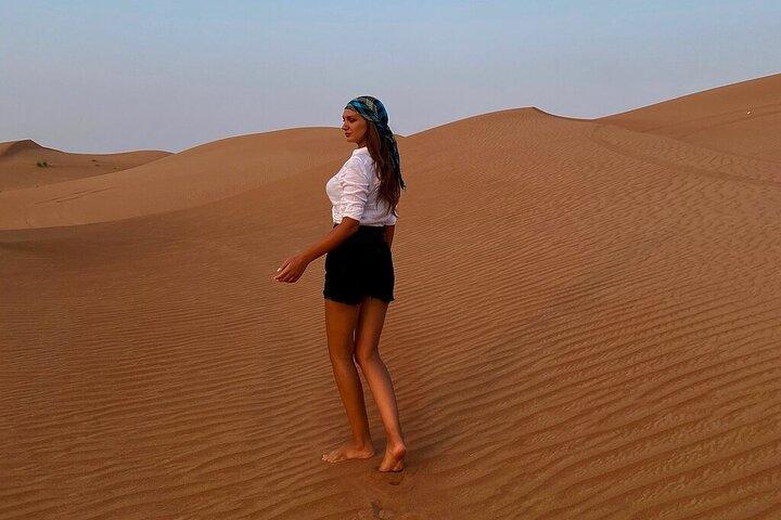 Safari dans le désert de Dubaï : spectacle Tanoura, traversée des dunes et dîner barbecue