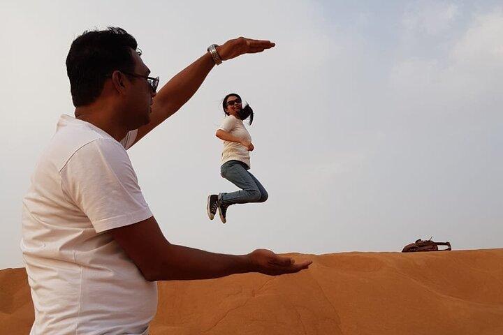 Safari dans le désert de Dubaï : spectacle Tanoura, traversée des dunes et dîner barbecue