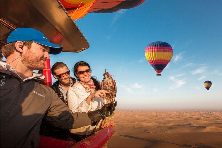 Désert de Dubaï en montgolfière avec spectacle de faucons et de chameaux
