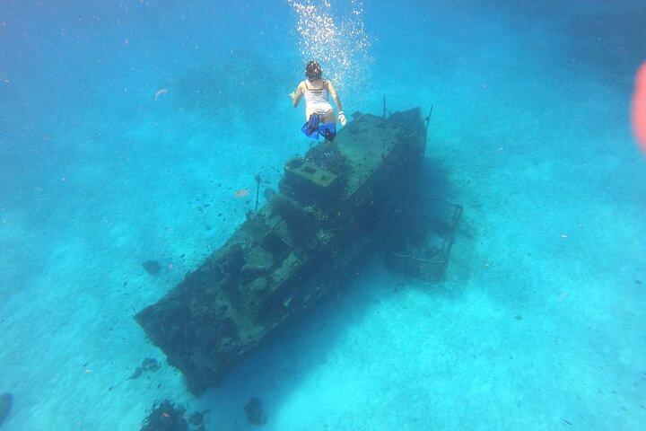 Actividad de snorkel en la Fiesta Bávara en bote con fondo de cristal en San Miguel de Cozumel