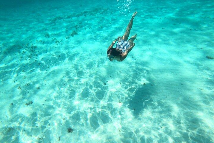 Actividad de snorkel en la Fiesta Bávara en bote con fondo de cristal en San Miguel de Cozumel