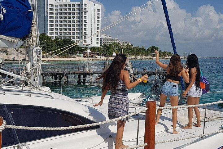Wilde Katamaran-Party für Erwachsene, die zur Isla Mujeres segelt