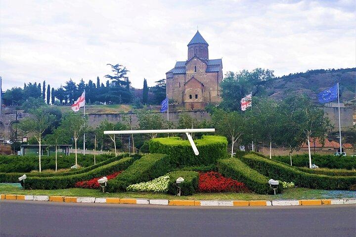 Tbilisi Walking Tour with Cable Car, Wine Tasting & Bread Bite