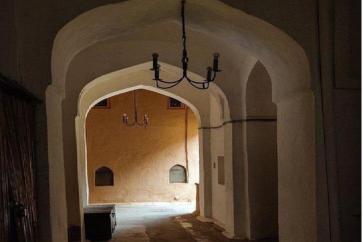 昼食付きデリーからのNeemrana Fortへの日帰り旅行
