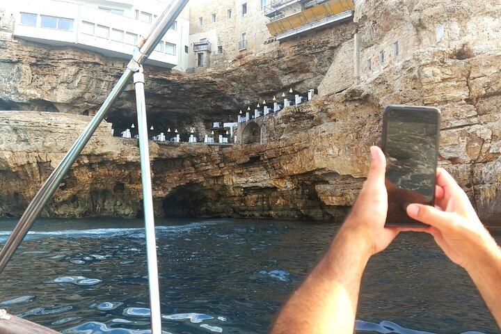 Havhulerne i Polignano a Mare med båd