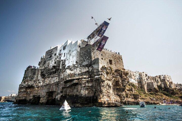 Havhulerne i Polignano a Mare med båd
