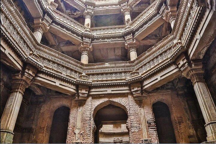 Explorez les sites spirituels d'Ahmedabad - Une visite privée avec le temple d'Akshardham