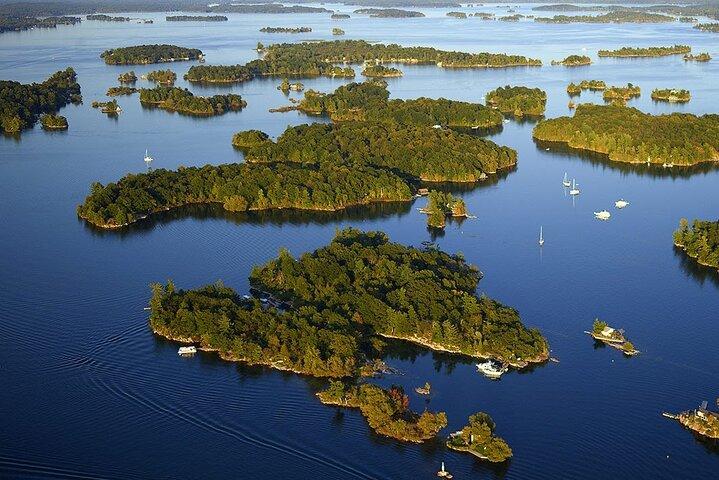 St Lawrence River - グラスボトムボートツアーのロックアイランド灯台