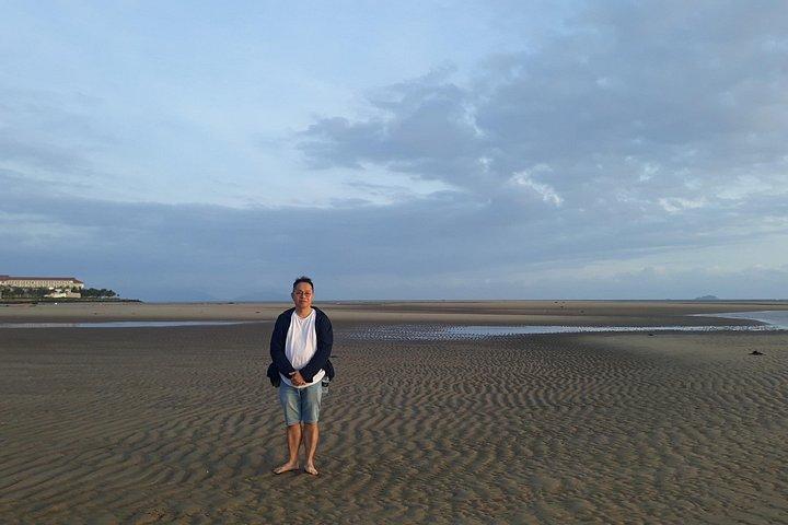 川と海が出会うロンリービーチでの日の出の写真