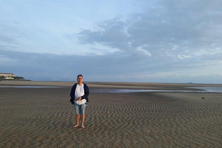 川と海が出会うロンリービーチでの日の出の写真