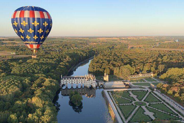 Varm luftballonflyvning over slottet Chenonceau / Frankrig