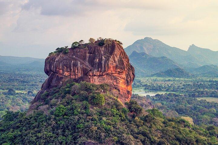 Sigiriya Rock und Wild Elephant Safari von Polonnaruwa