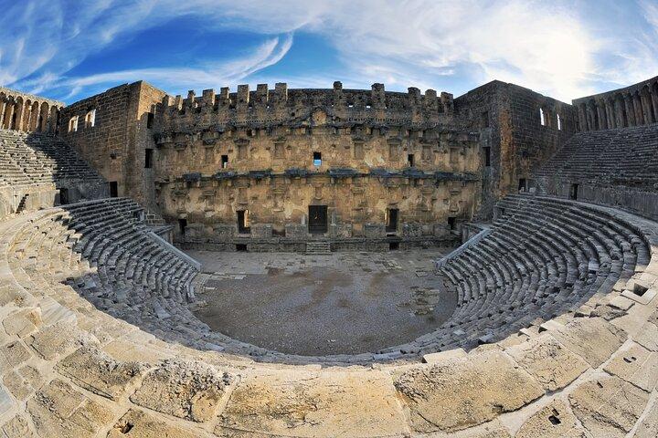 Perge、Aspendos、Side、Kursunlu の滝へのガイド付きツアー