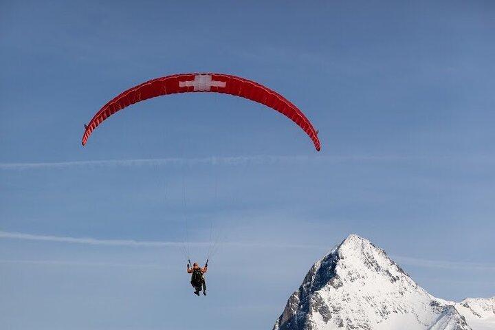 Mürren : ラウターブルンネン渓谷上空のパラグライダー