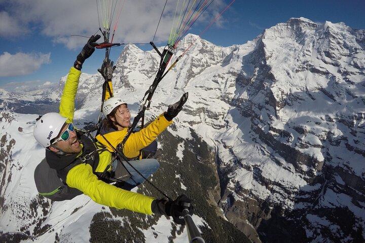 Mürren : ラウターブルンネン渓谷上空のパラグライダー