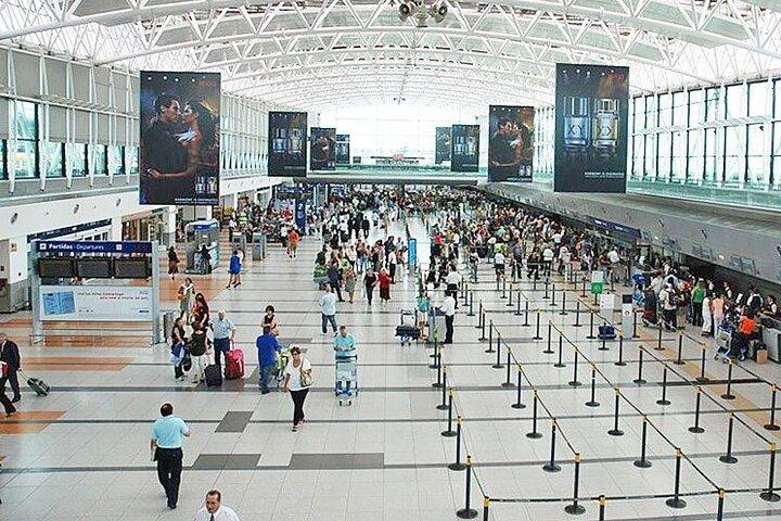 英語を話すドライバーによるプライベート空港送迎。