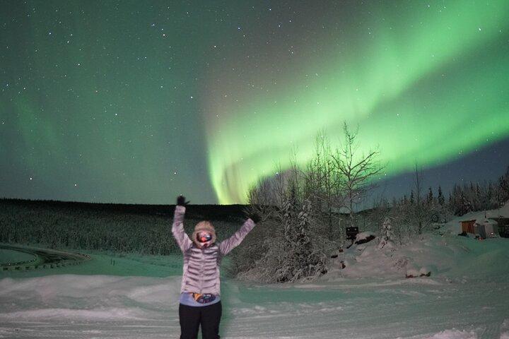Nordlichter und Aurora-Fotografie mit warmer geodätischer Kuppel
