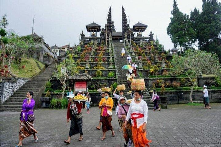 ブサキ寺院への魂の旅