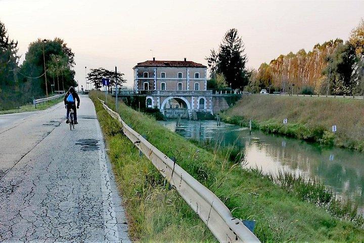 バイク&パラディアンヴィラ: ベネチアからブレンタ川沿いの絶景ライド
