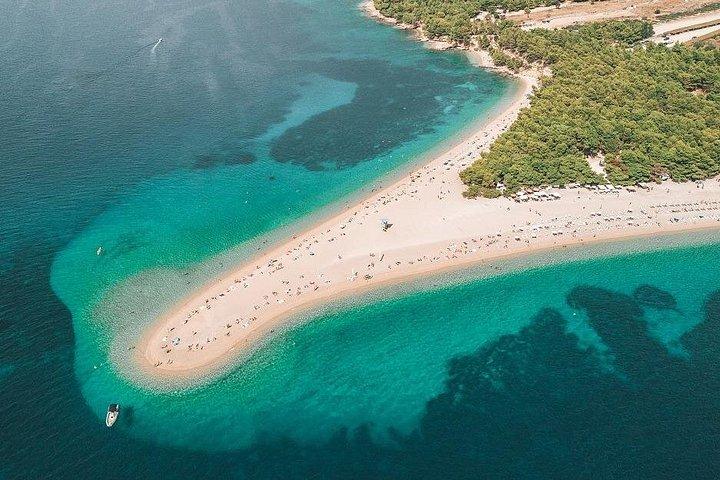 BolとMilna（Island Brac）のスプリットまたはトロギールからのプライベートボートツアー