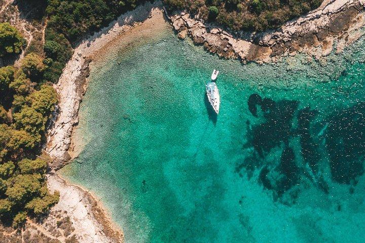 BolとMilna（Island Brac）のスプリットまたはトロギールからのプライベートボートツアー