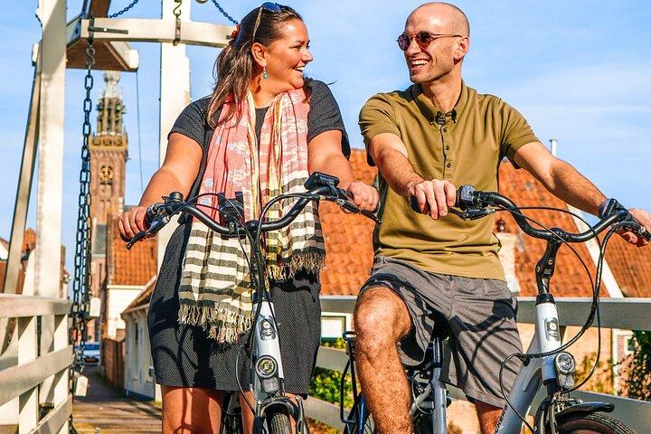 Volendam：田園地帯と漁師の村のルートを提案するE自転車のレンタル