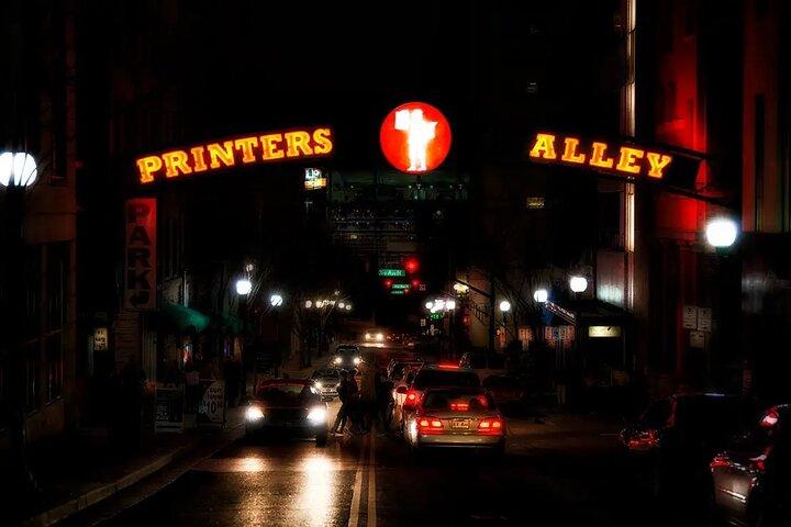 Procurando espíritos assombrados no pub crawl noturno em Nashville