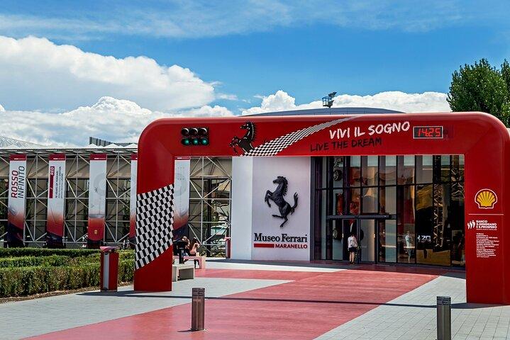 Tour privado a Maranello y Bolonia con entrada al Museo Ferrari
