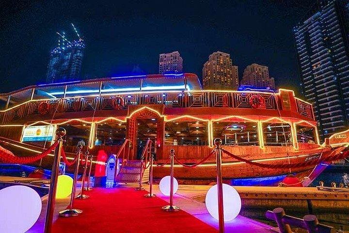 真夜中のケーキとクリークでアラビア湾で新年のお祝い