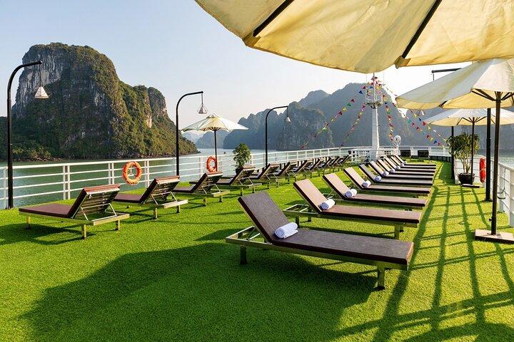 Lan Ha bay Luxury Cruise 2D / 1N：自然のままの場所でのカヤックと水泳、食事